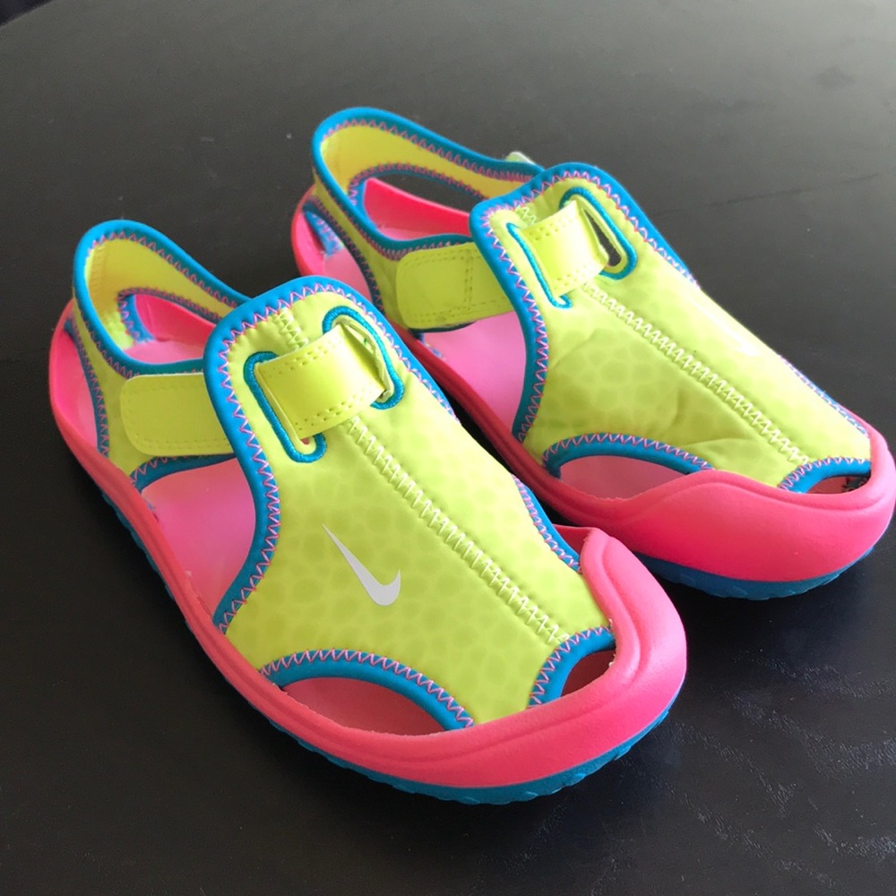 Never Worn Sz 13 GIRLS Nike Water Shoes 💦
